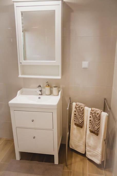 Lovely & Bright Renovated Apt. W/ Balcony In לאגוּ‏ש מראה חיצוני תמונה