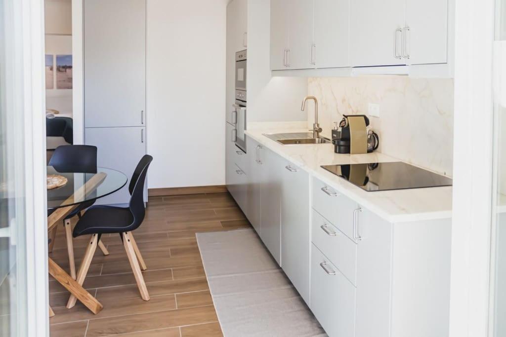 Lovely & Bright Renovated Apt. W/ Balcony In לאגוּ‏ש מראה חיצוני תמונה