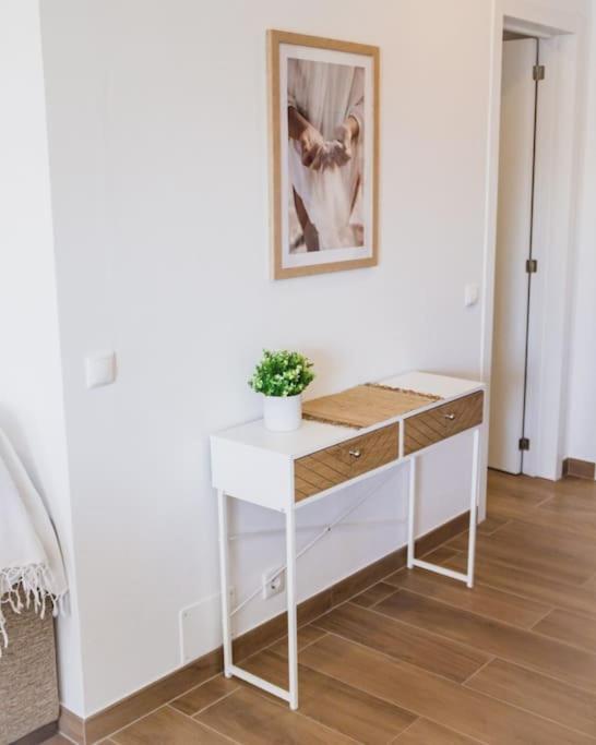 Lovely & Bright Renovated Apt. W/ Balcony In לאגוּ‏ש מראה חיצוני תמונה